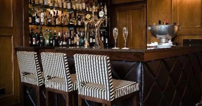 Bar at Film location E368 in Cheshire (photo 8)
