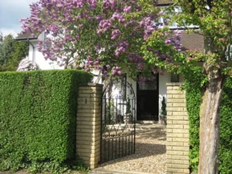Gate at Film location D2095 in Hertfordshire (photo 2)