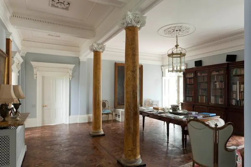 Entrance hall at Edenbridge Georgian mansion, A1293 (photo 7)