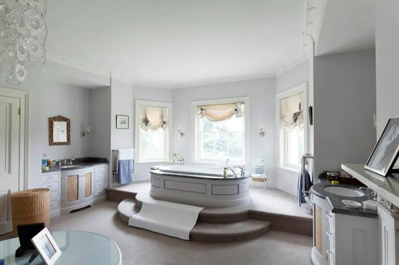 Bathroom at Edenbridge Georgian mansion, A1293 (photo 41)