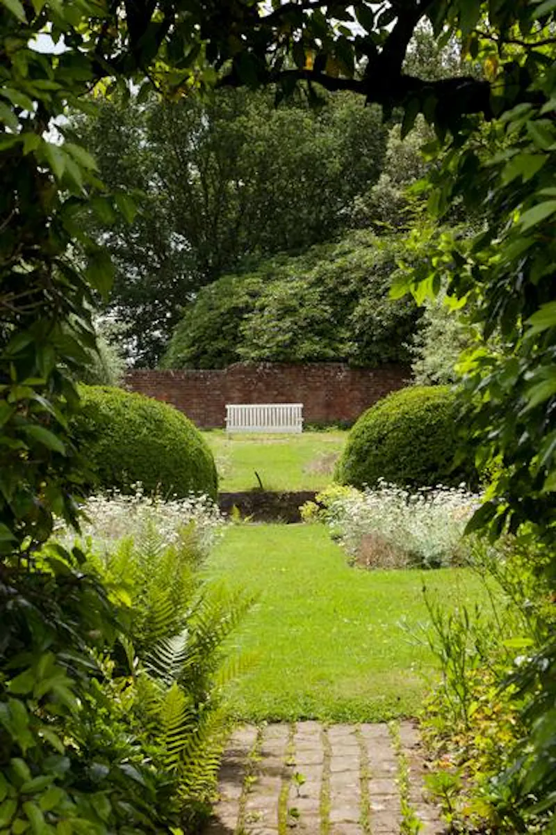 Garden - formal at Edenbridge Georgian mansion, A1293 (photo 78)