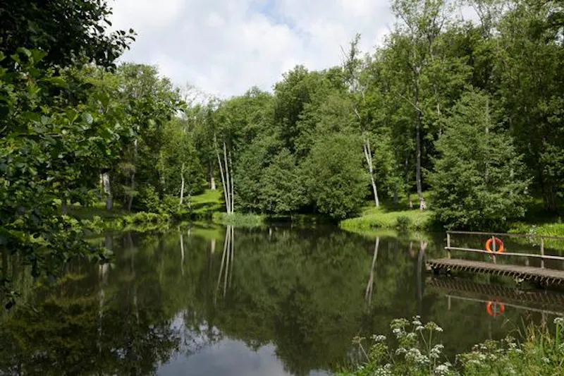 Lake at Edenbridge Georgian mansion, A1293 (photo 82)