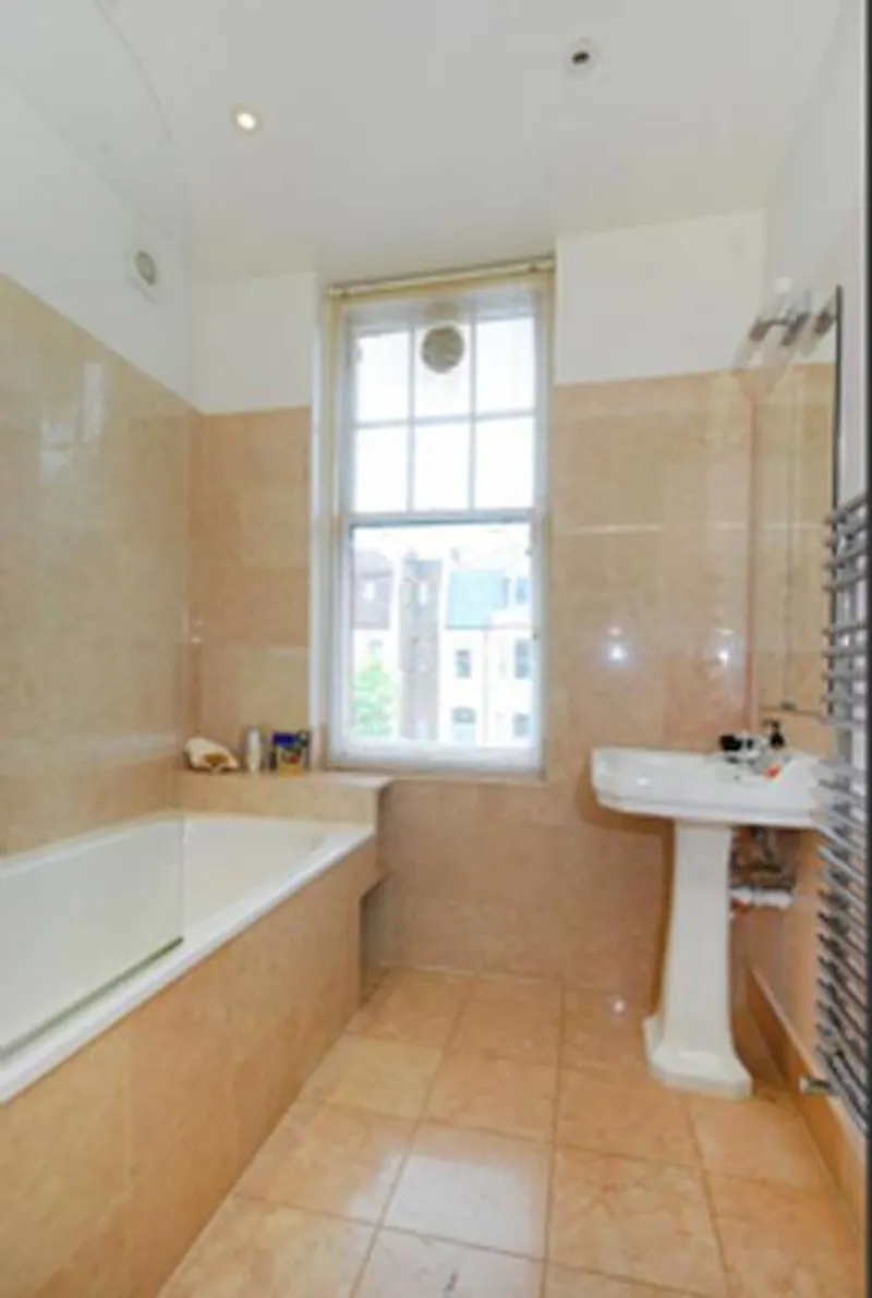 Bathroom at Brondesbury family home, B1583 (photo 8)