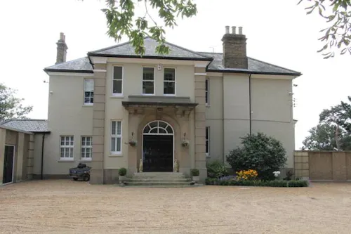 Large stucco home in Highham, B1584