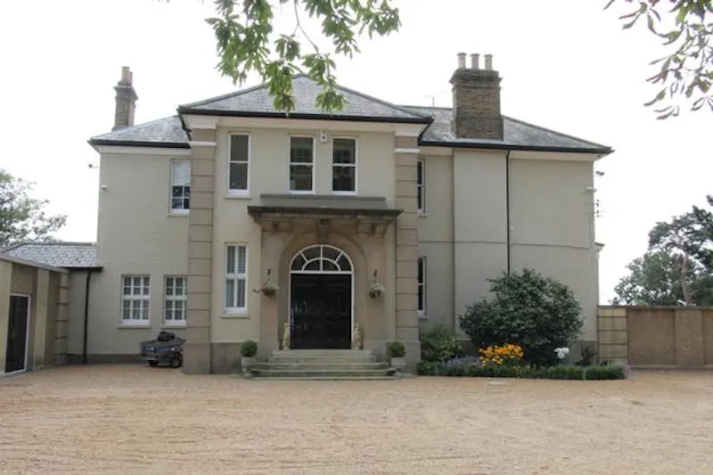 Large stucco home in Highham, B1584 (photo 1)