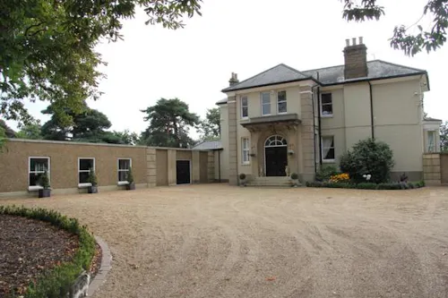 Large stucco home in Highham, B1584