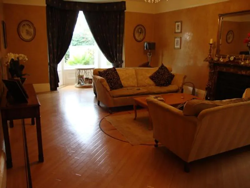 Fireplace at Large stucco home in Highham, B1584 (photo 4)