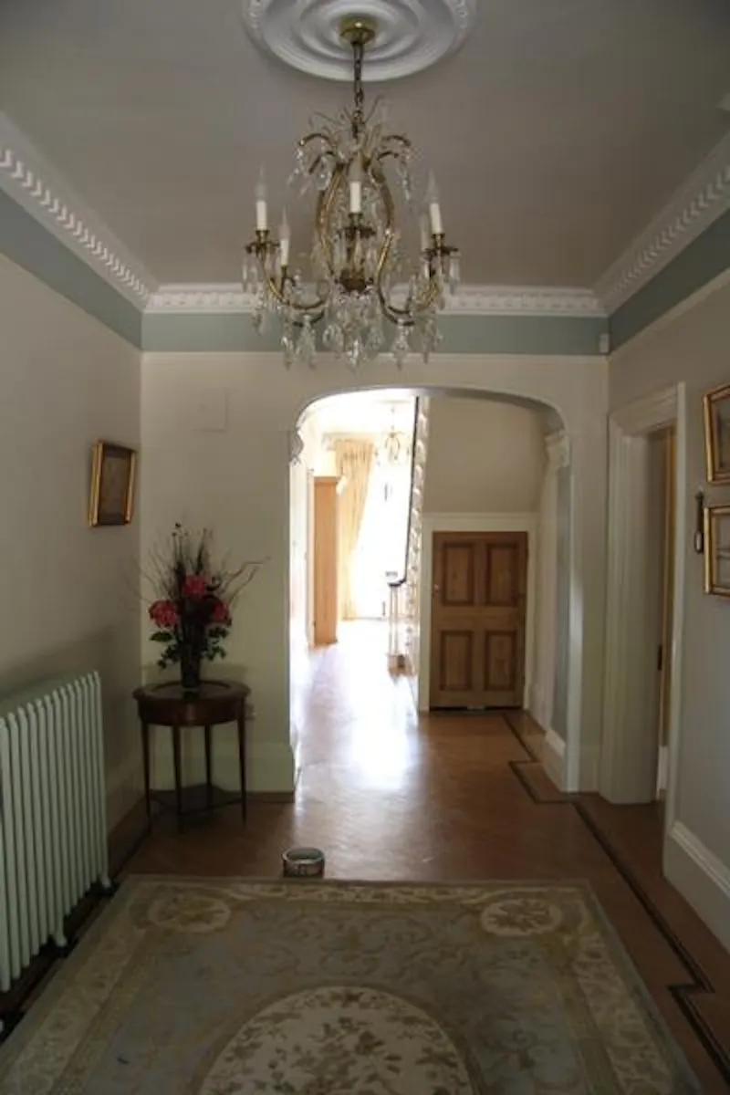 Entrance hall at Large stucco home in Highham, B1584 (photo 3)