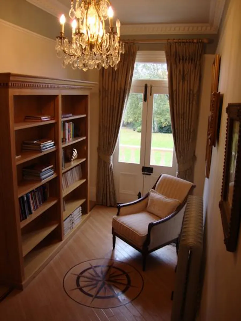 Study at Large stucco home in Highham, B1584 (photo 5)