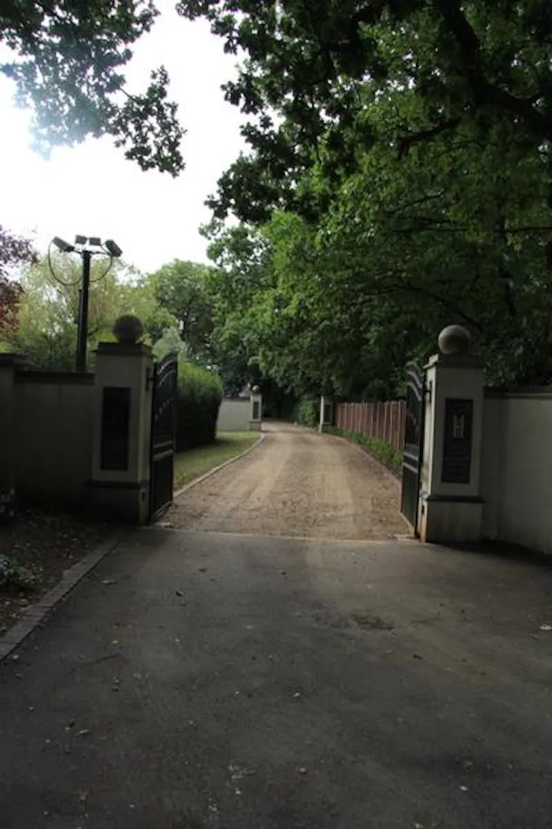 Driveway at Large stucco home in Highham, B1584 (photo 13)