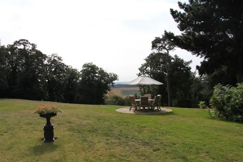 Garden at Large stucco home in Highham, B1584 (photo 10)