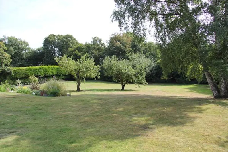 Large stucco home in Highham, B1584 (photo 11)