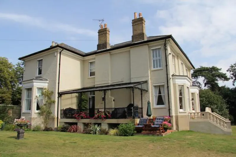 Large stucco home in Highham, B1584 (photo 8)