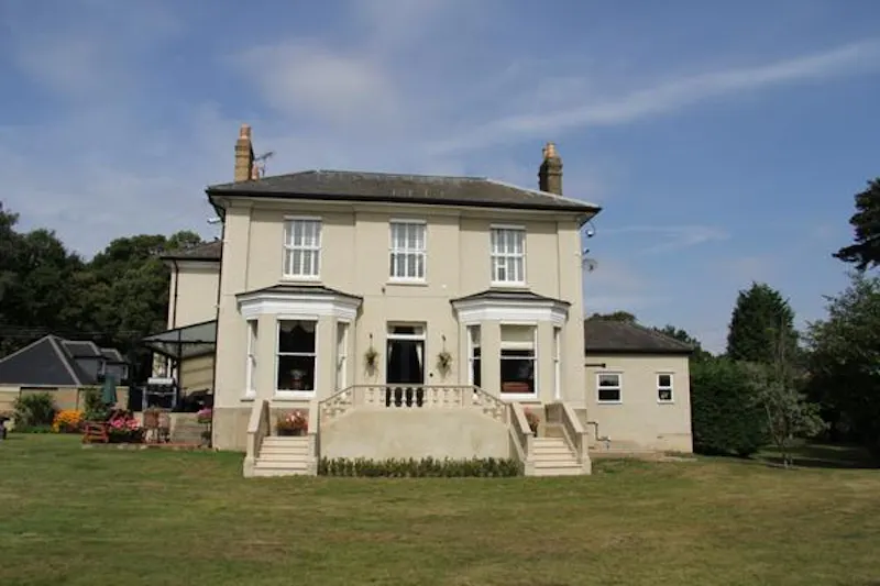 Large stucco home in Highham, B1584 (photo 7)