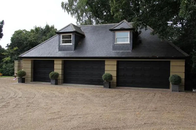 Garage at Large stucco home in Highham, B1584 (photo 9)