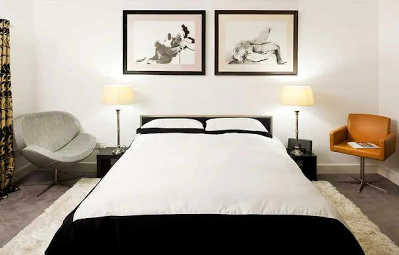 Bedroom at Film location D2099 in Surrey (photo 11)