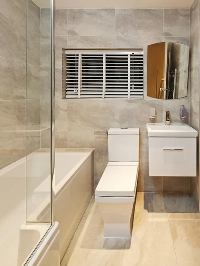 Bathroom at Film location D2099 in Surrey (photo 12)