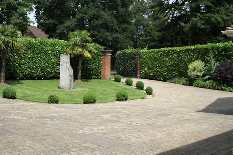 Driveway at Stoke Poges modern mansion, D2100 (photo 26)