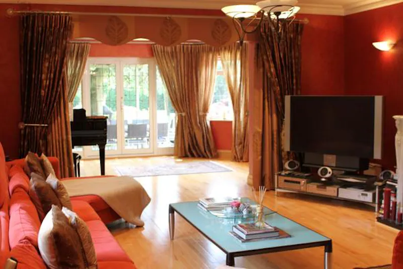 Living Room at Stoke Poges modern mansion, D2100 (photo 3)