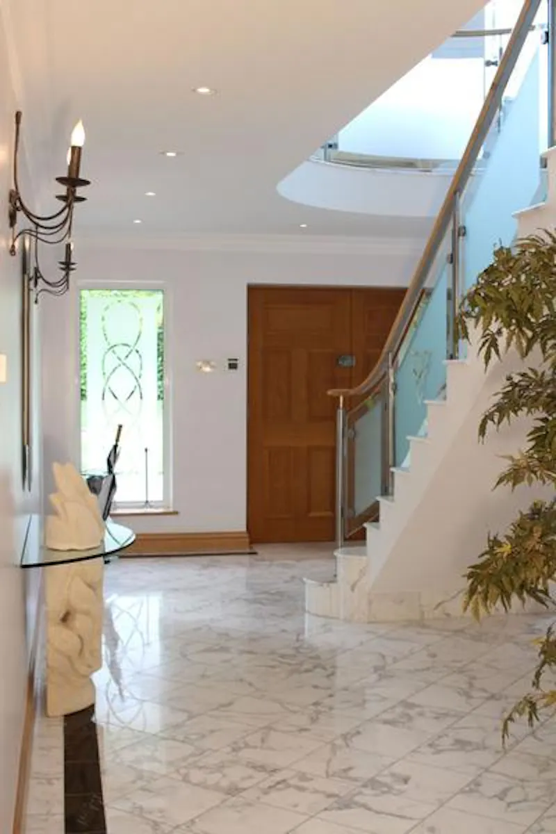 Entrance hall at Stoke Poges modern mansion, D2100 (photo 2)