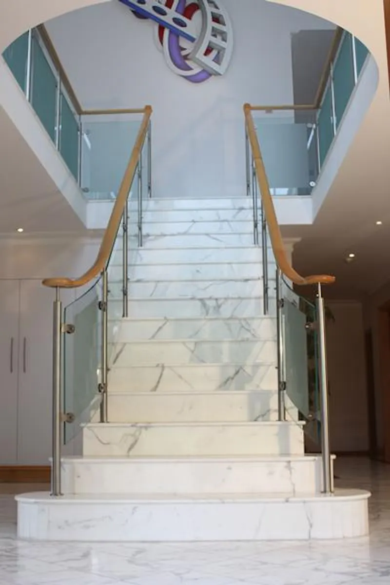 Staircase at Stoke Poges modern mansion, D2100 (photo 11)