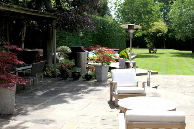Garden at Stoke Poges modern mansion, D2100 (photo 20)