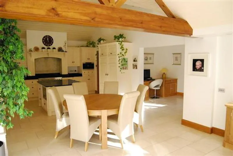 Dining room at Film location D2102 in Buckinghamshire (photo 11)