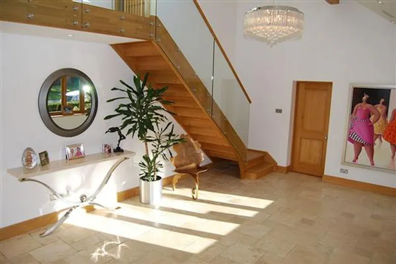 Staircase at Film location D2102 in Buckinghamshire (photo 16)