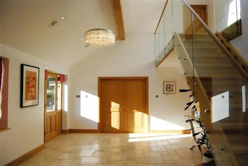 Entrance hall at Film location D2102 in Buckinghamshire (photo 18)