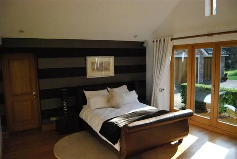 Bedroom at Film location D2102 in Buckinghamshire (photo 21)