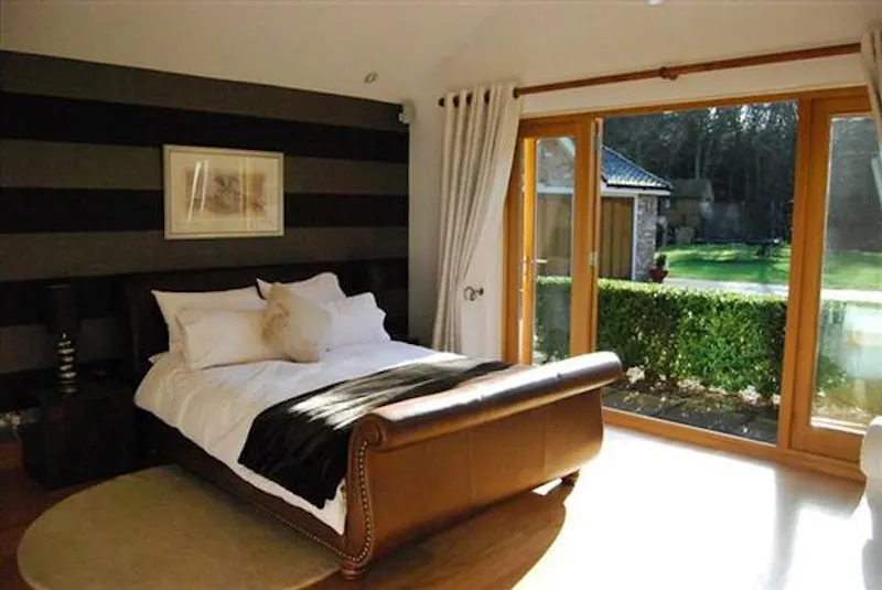 Bedroom at Film location D2102 in Buckinghamshire (photo 25)