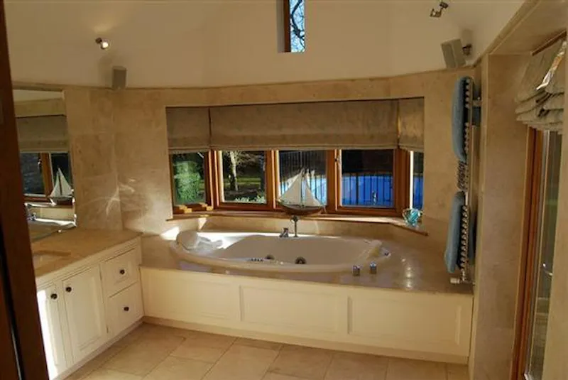 Bathroom at Film location D2102 in Buckinghamshire (photo 27)