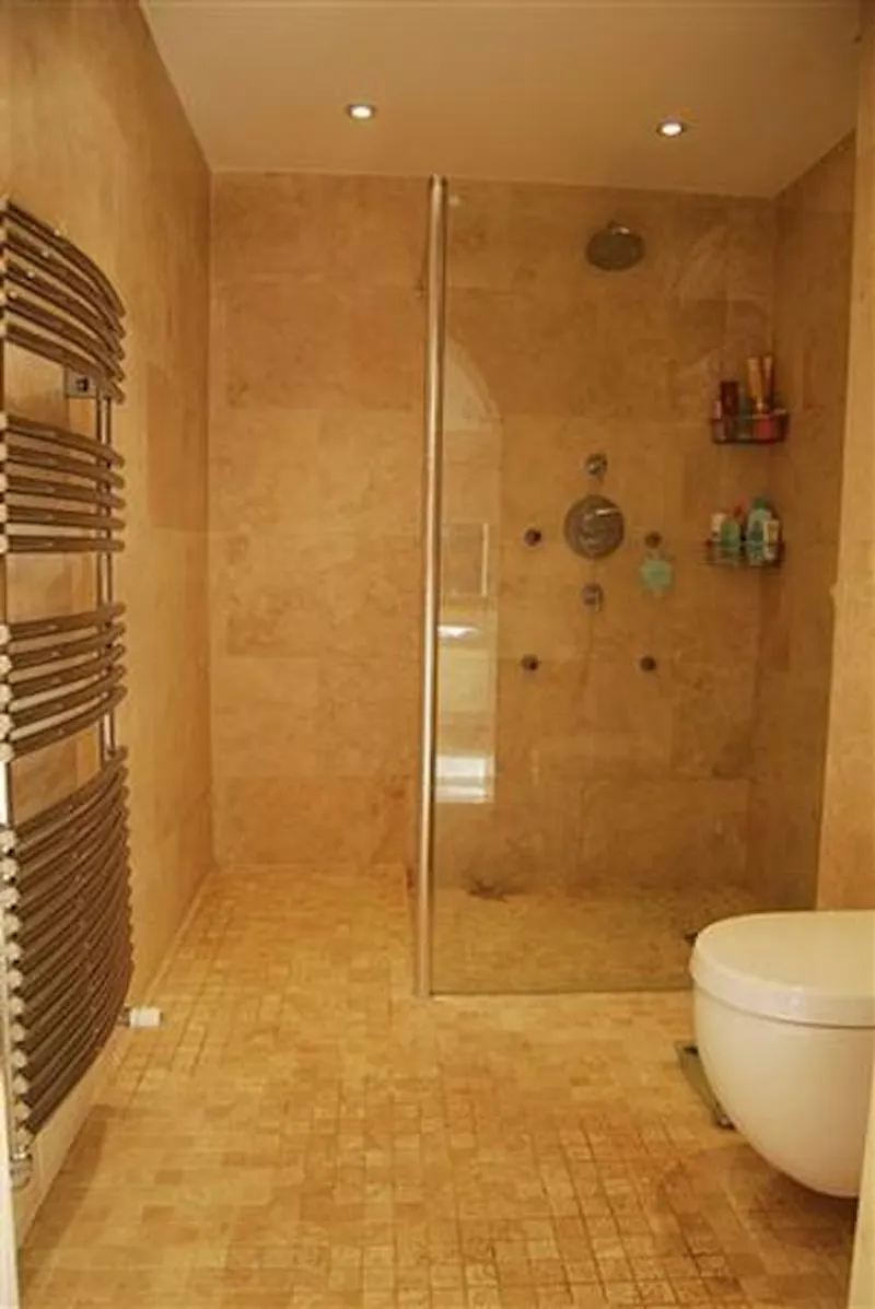 Shower at Film location D2102 in Buckinghamshire (photo 31)