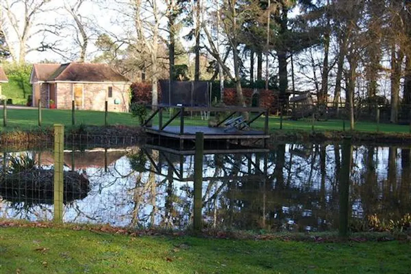 Pond at Film location D2102 in Buckinghamshire (photo 36)