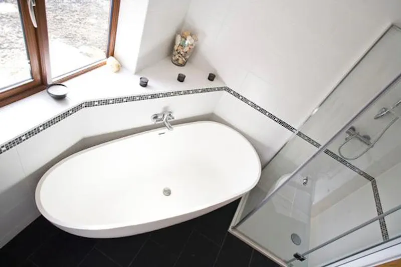 Bathroom at Film location D2103 in West Sussex (photo 16)