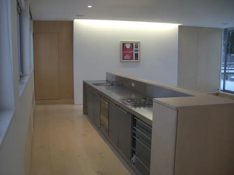 Kitchen at Minimal Islington apartment, F1020 (photo 3)