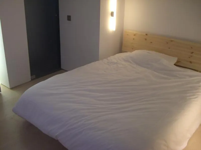 Bedroom at Minimal Islington apartment, F1020 (photo 8)