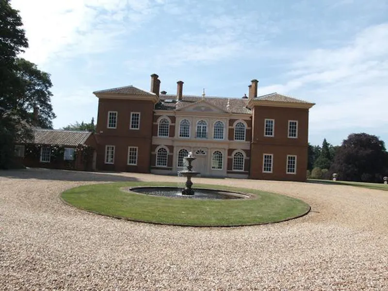 Driveway at Chateau style house near Luton, A1296 (photo 1)