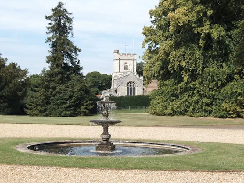 Chateau style house near Luton, A1296 (photo 4)
