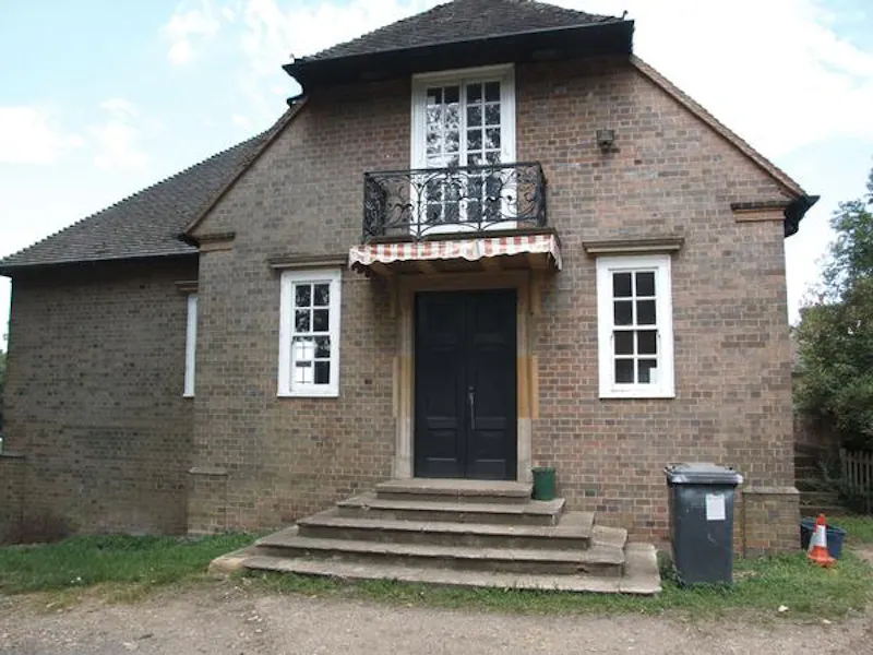 Chateau style house near Luton, A1296 (photo 30)