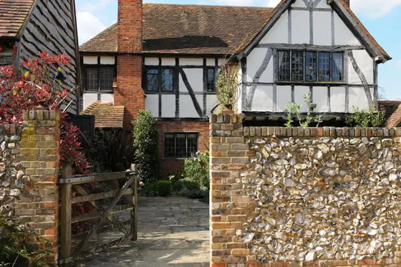 Gate at Modernised medieval Reading house, M280 (photo 3)