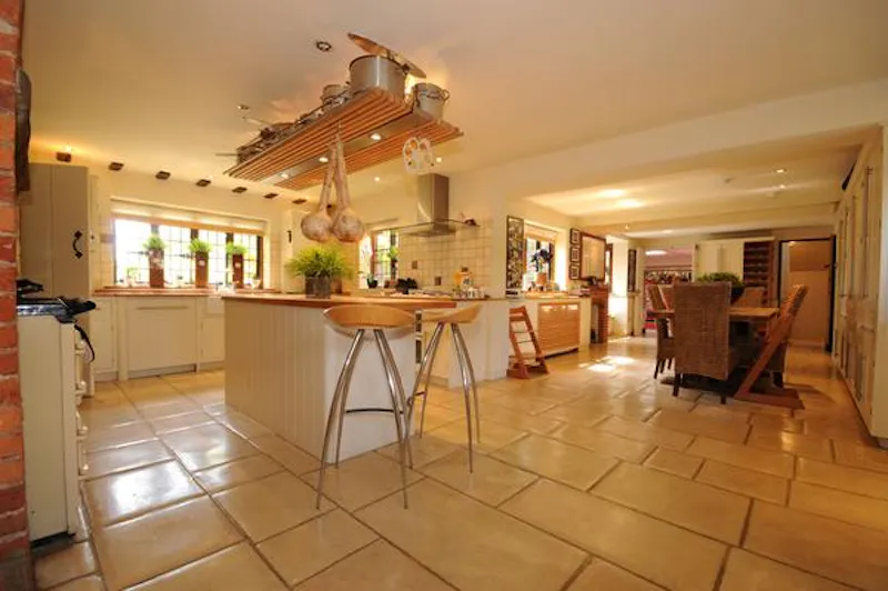 Kitchen at Modernised medieval Reading house, M280 (photo 9)
