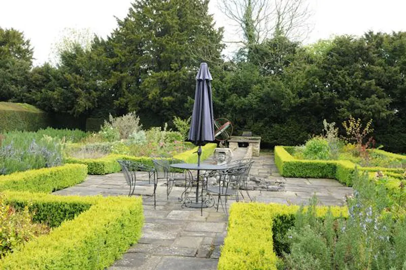 Garden - formal at Modernised medieval Reading house, M280 (photo 18)