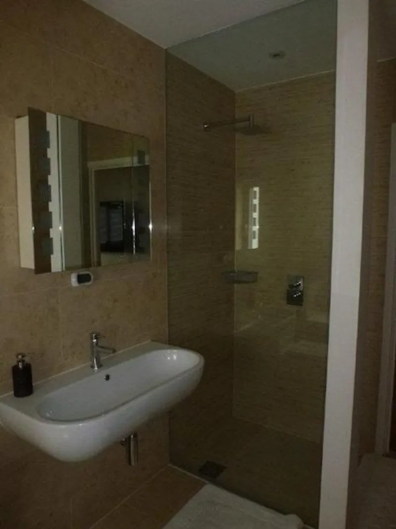Shower at Film location D2107 in London (photo 9)