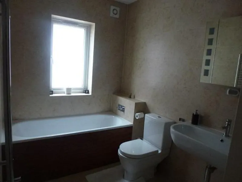 Bathroom at Film location D2107 in London (photo 10)