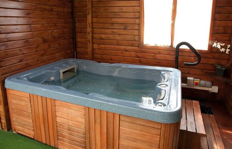 Jacuzzi at Kingsbury Green bungalow, C826 (photo 25)