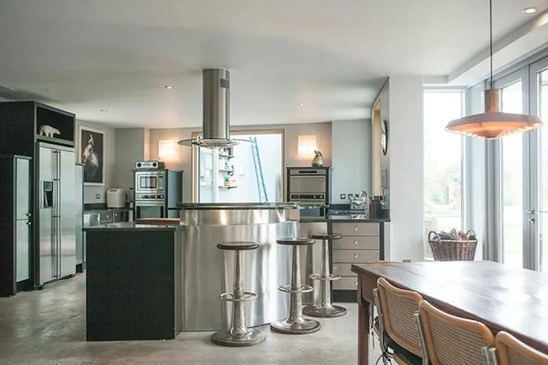 Kitchen at Intriguing curved Hampton house, D2109 (photo 8)