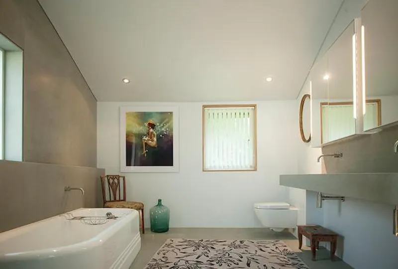 Bathroom at Intriguing curved Hampton house, D2109 (photo 15)
