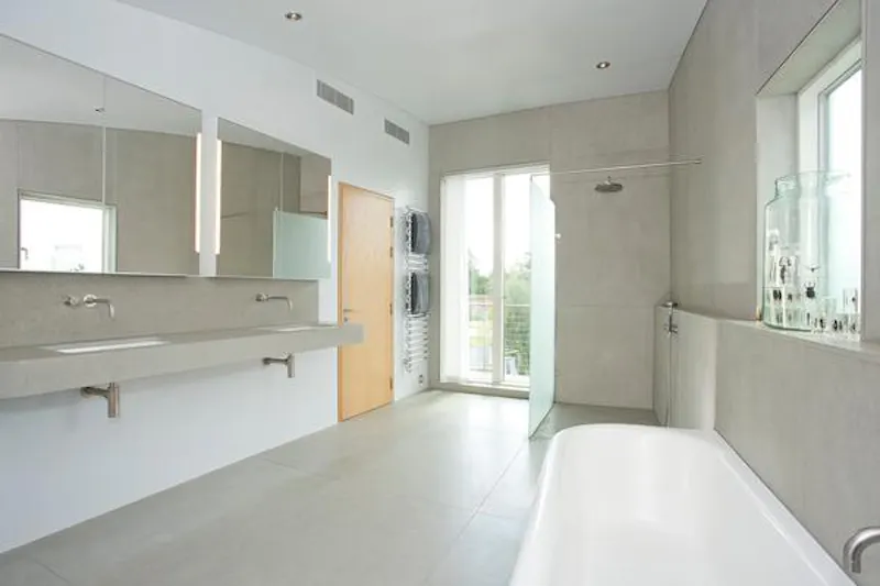 Bathroom at Intriguing curved Hampton house, D2109 (photo 14)