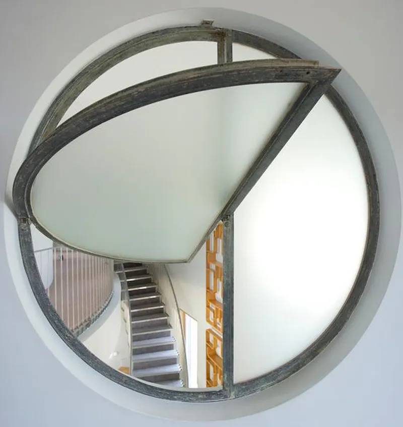 Intriguing curved Hampton house, D2109 (photo 16)